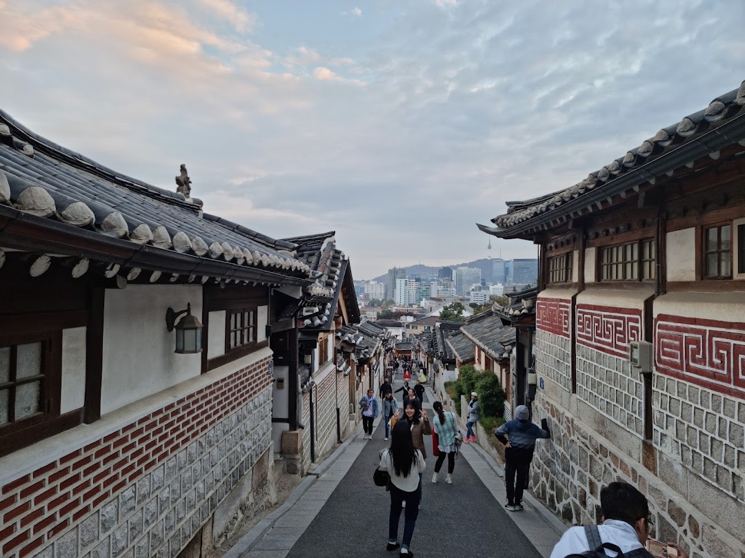 Bukchon Hanok Village at Dawn